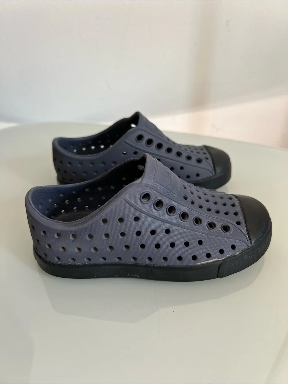 Native Jefferson Pewter Gray & Black Slip-Ons, 8c
